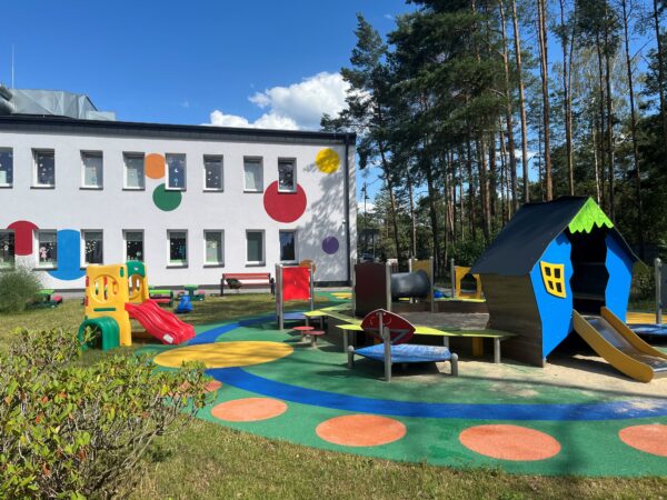 budynek żłobka i plac zabaw