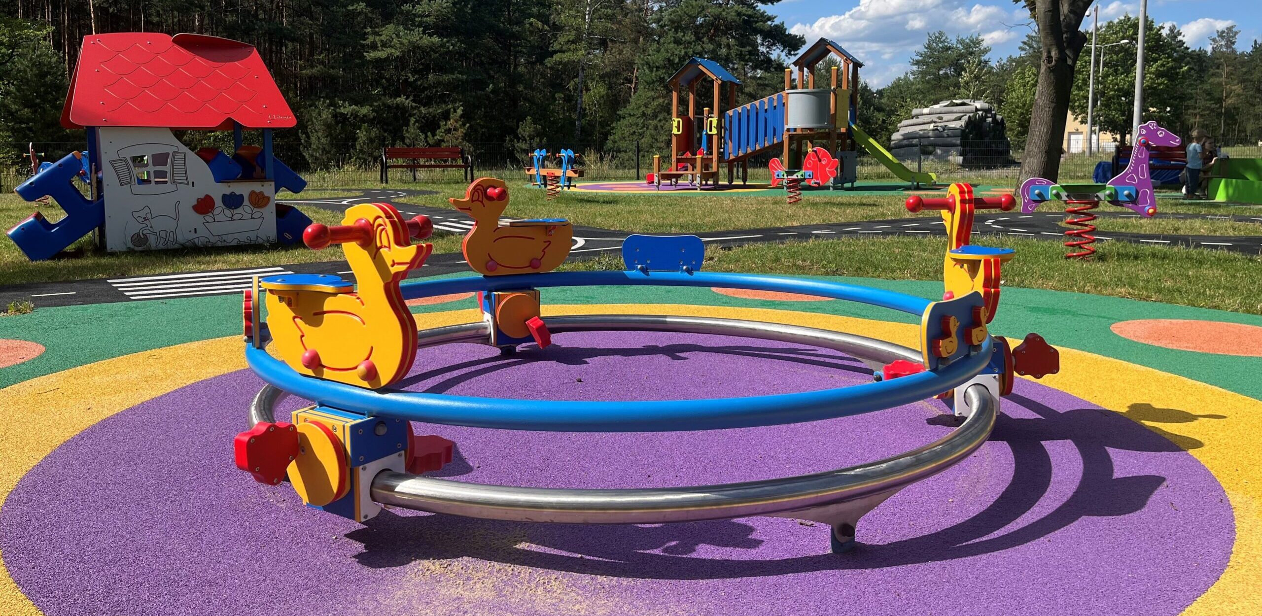 Karuzela na placu zabaw w żłobku