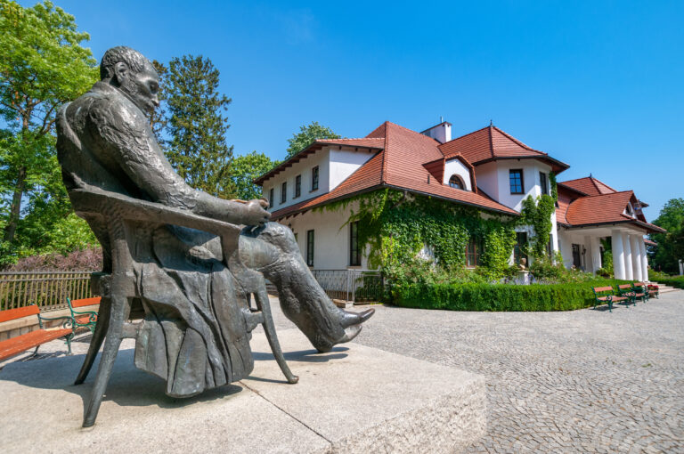 Posąg Zygmunta Krasińskiego przed Muzeum Romantyzmu