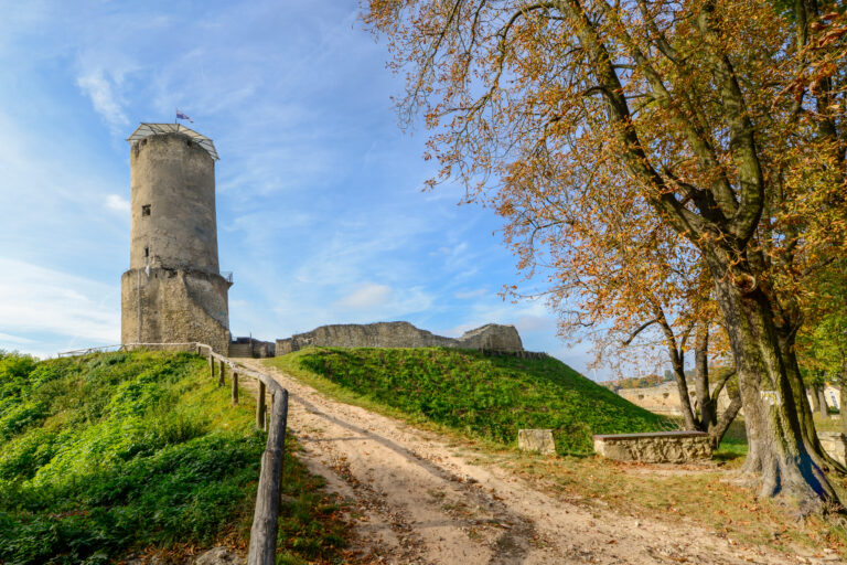Zabytkowa wieża widokowa na zamku