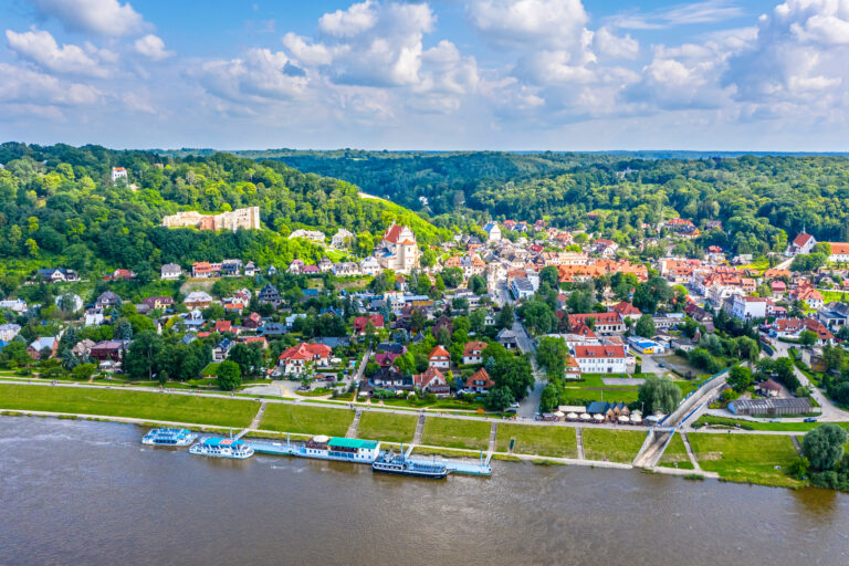 Widok na Kazimierz Dolny i statki pływające po Wiśle